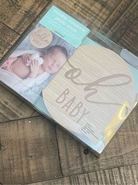 Pearhead Wooden Milestone Photo Cards feature gender-neutral designs